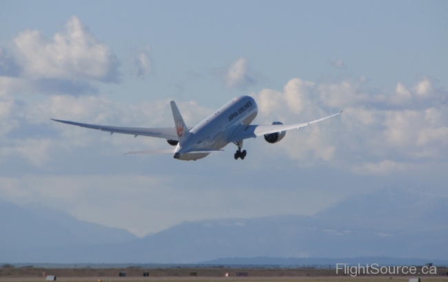 Japan Airlines Boeing 787-8 JA823J